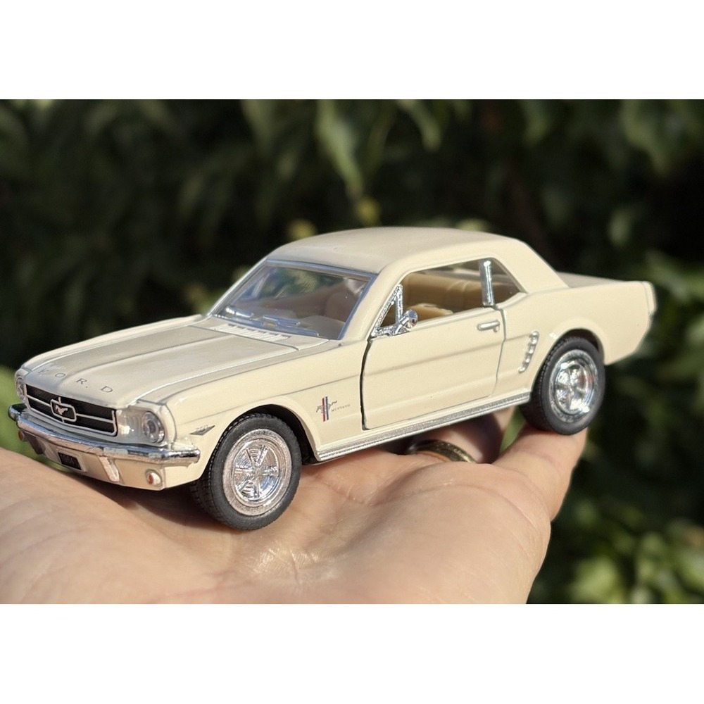 New Kinsmart 1964 Ford Mustang 1:36 Diecast White Cream Pullback KT5351D - Picture 2 of 10